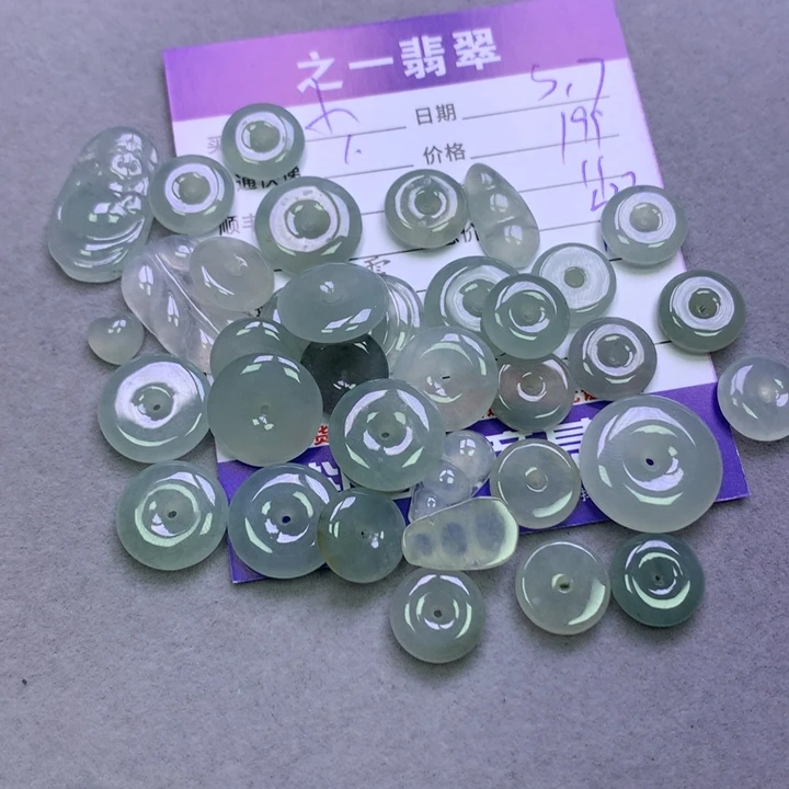 翡翠颈饰未镶嵌?**兰