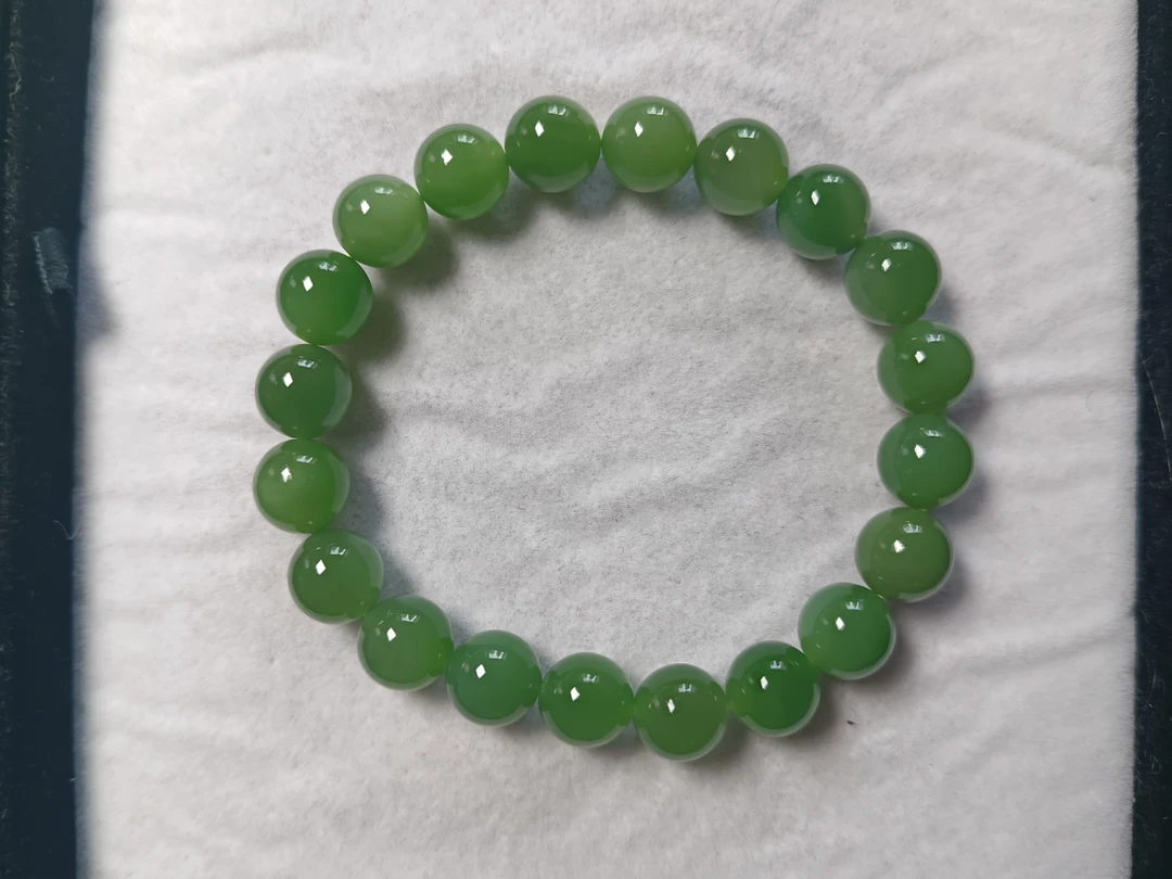 《和田玉》俄料老料阳绿碧玉10厘无黑点手串