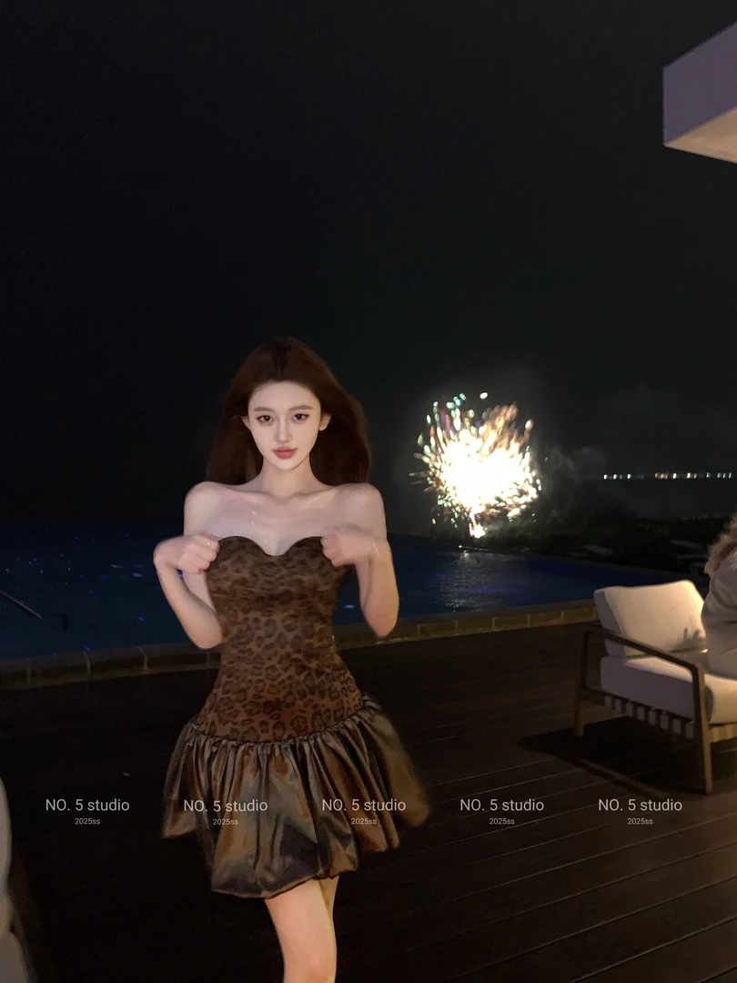 高级感辣妹穿搭性感漏肩蓬蓬裙女春季新款花苞抹胸豹纹咖色连衣裙