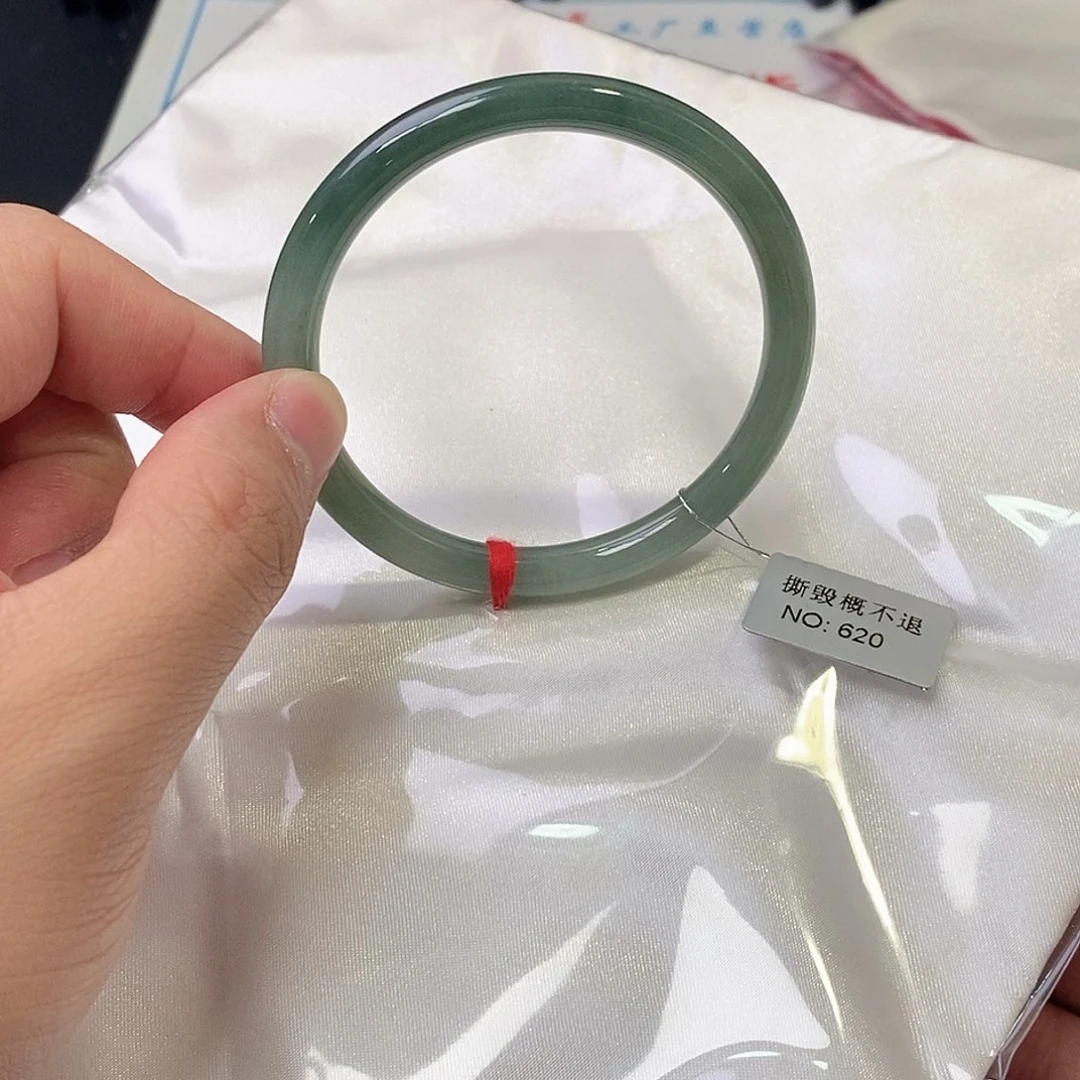 翡翠未镶嵌手镯（圆镯）