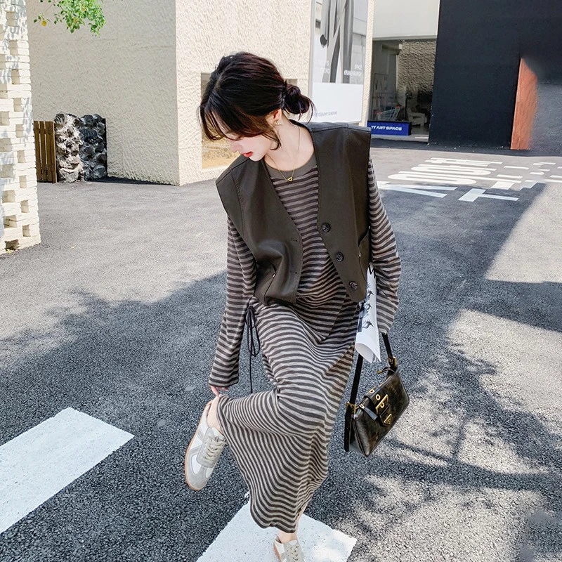 咖色PU皮马甲条纹长裙套装女2025秋新款盐系穿搭减龄连衣裙两件套