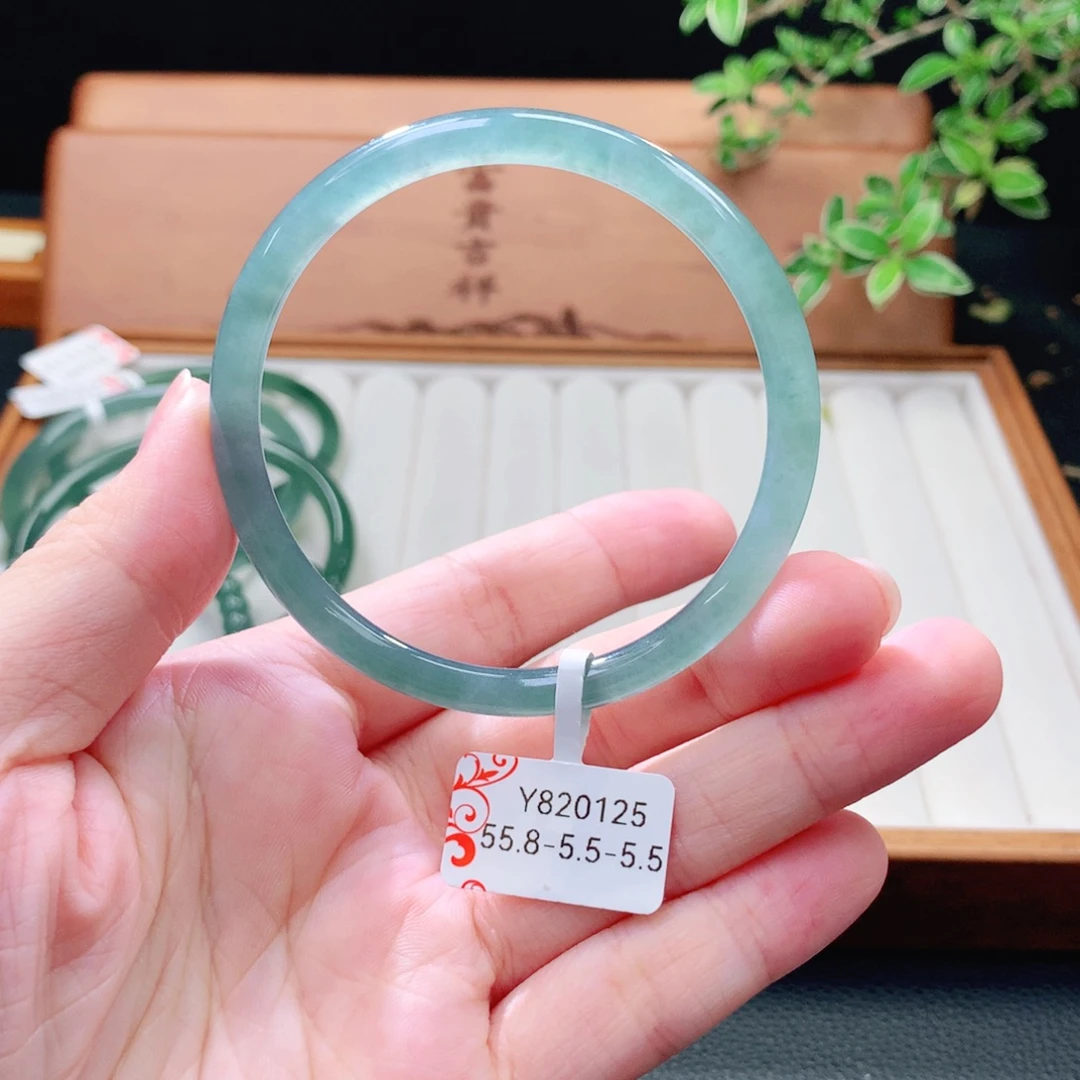 翡翠未镶嵌手镯（圆镯）