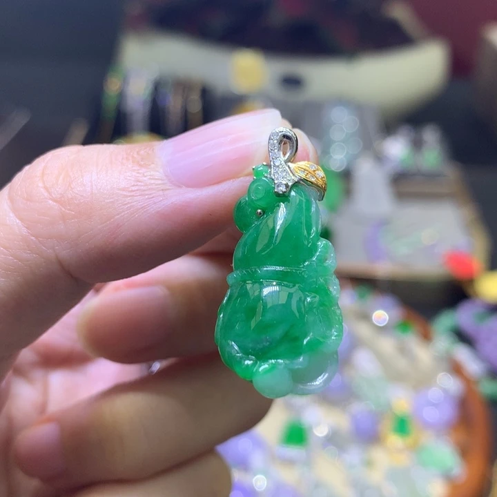 颈饰18K金镶嵌翡翠