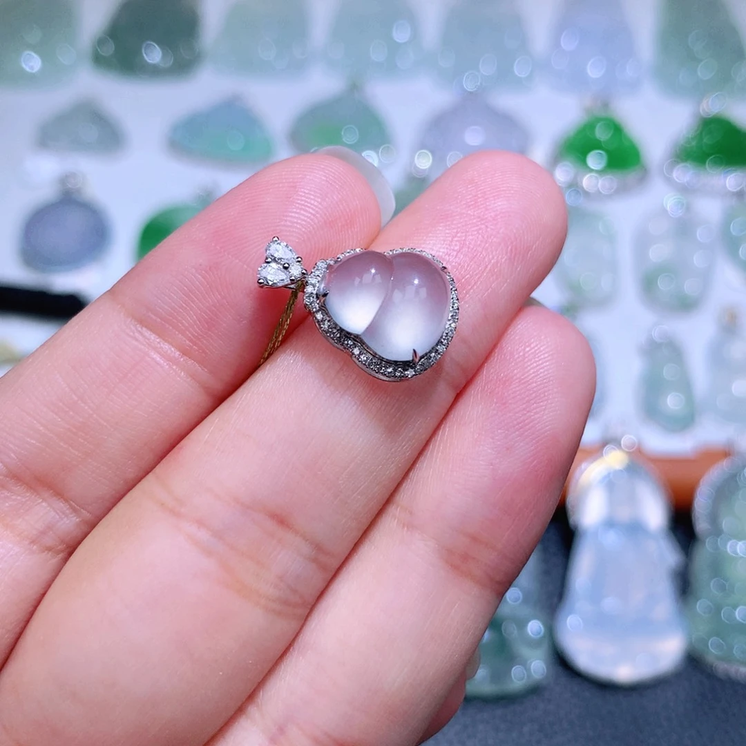 颈饰18K金镶嵌翡翠葫芦