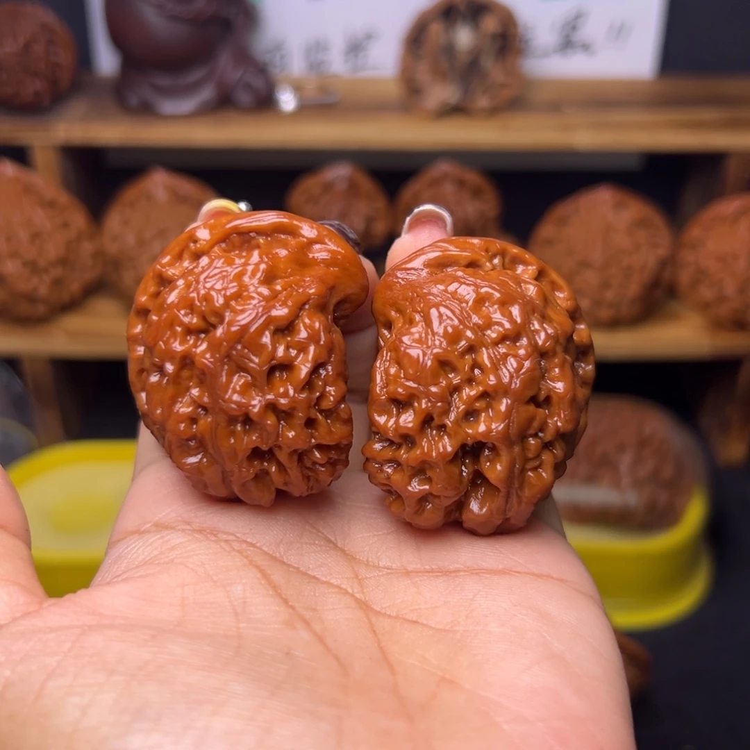 彤***吊坠桃核座山雕福利