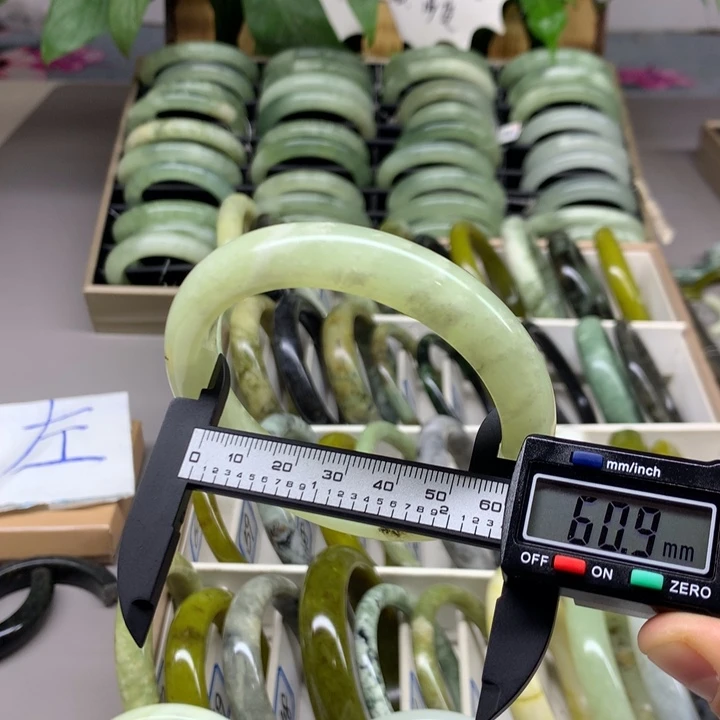 未镶嵌蛇纹石玉手镯60