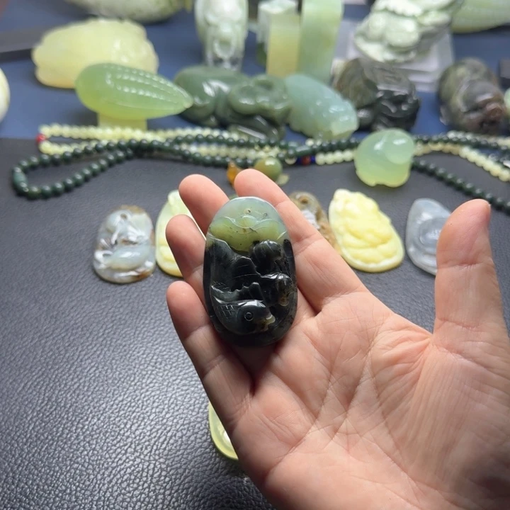 蛇纹石玉未镶嵌颈饰