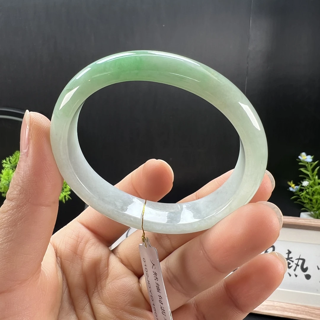 阳绿贵妃翡翠手镯
