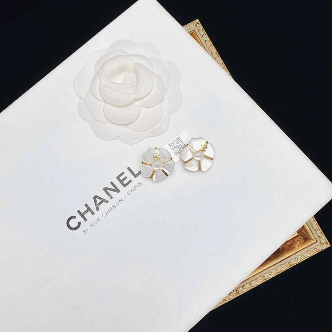 95新 Chanel/香奈儿 柚礼中古/香奈儿贝母山茶花耳夹lz508302