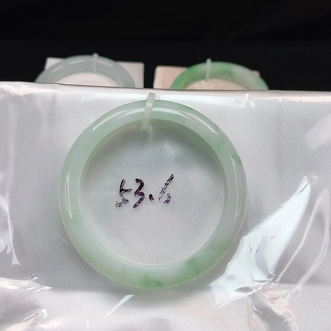 翡翠手镯未镶嵌泥鳅背