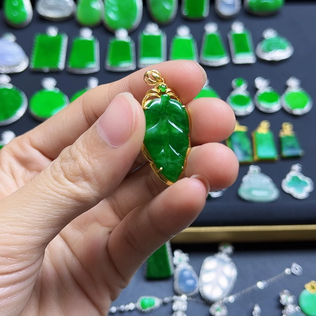 翡翠18K金镶嵌颈饰