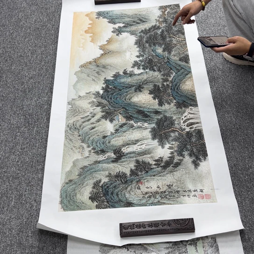 国画卖字画的小男孩