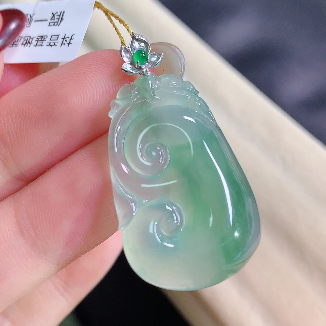 翡翠18K金镶嵌颈饰如意