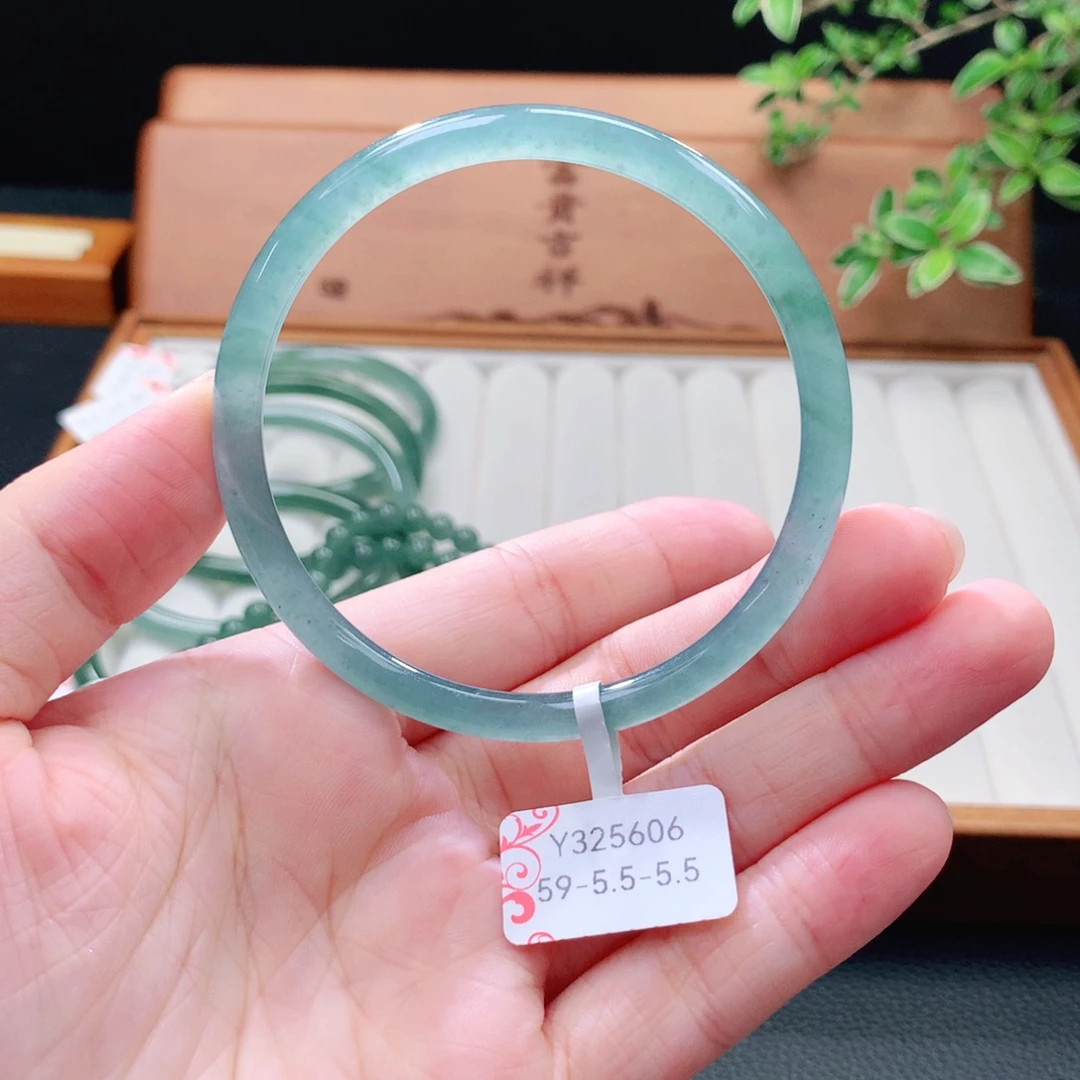 未镶嵌手镯（圆镯）翡翠