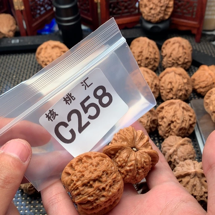 文玩核桃吊坠血麒麟