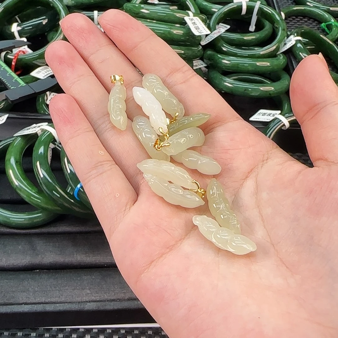 和田玉银S925镶嵌颈饰冰晴水福豆吊坠