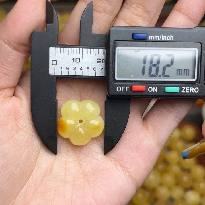 蜜蜡未镶嵌珠宝奇石174-天然蜜蜡满蜡俏色五瓣花有钱花墩子微瑕