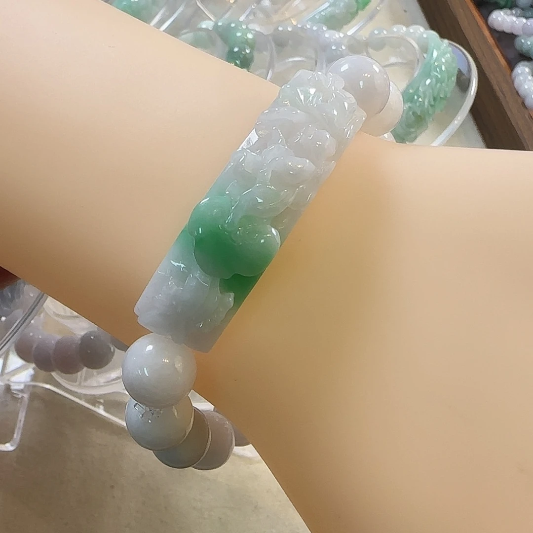 翡翠未镶嵌颈饰手牌