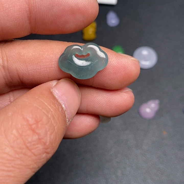 翡翠未镶嵌颈饰挂件