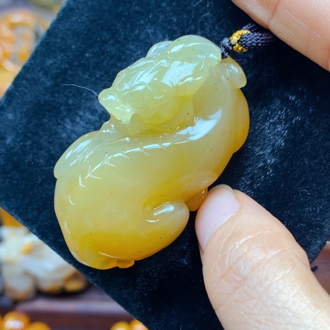 未镶嵌石英质玉（黄龙玉）颈饰