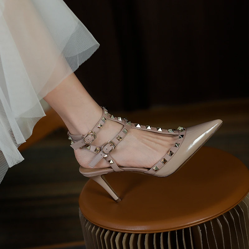 羊皮垫高跟鞋女2025年夏新款细跟尖头裸灰色铆钉凉鞋