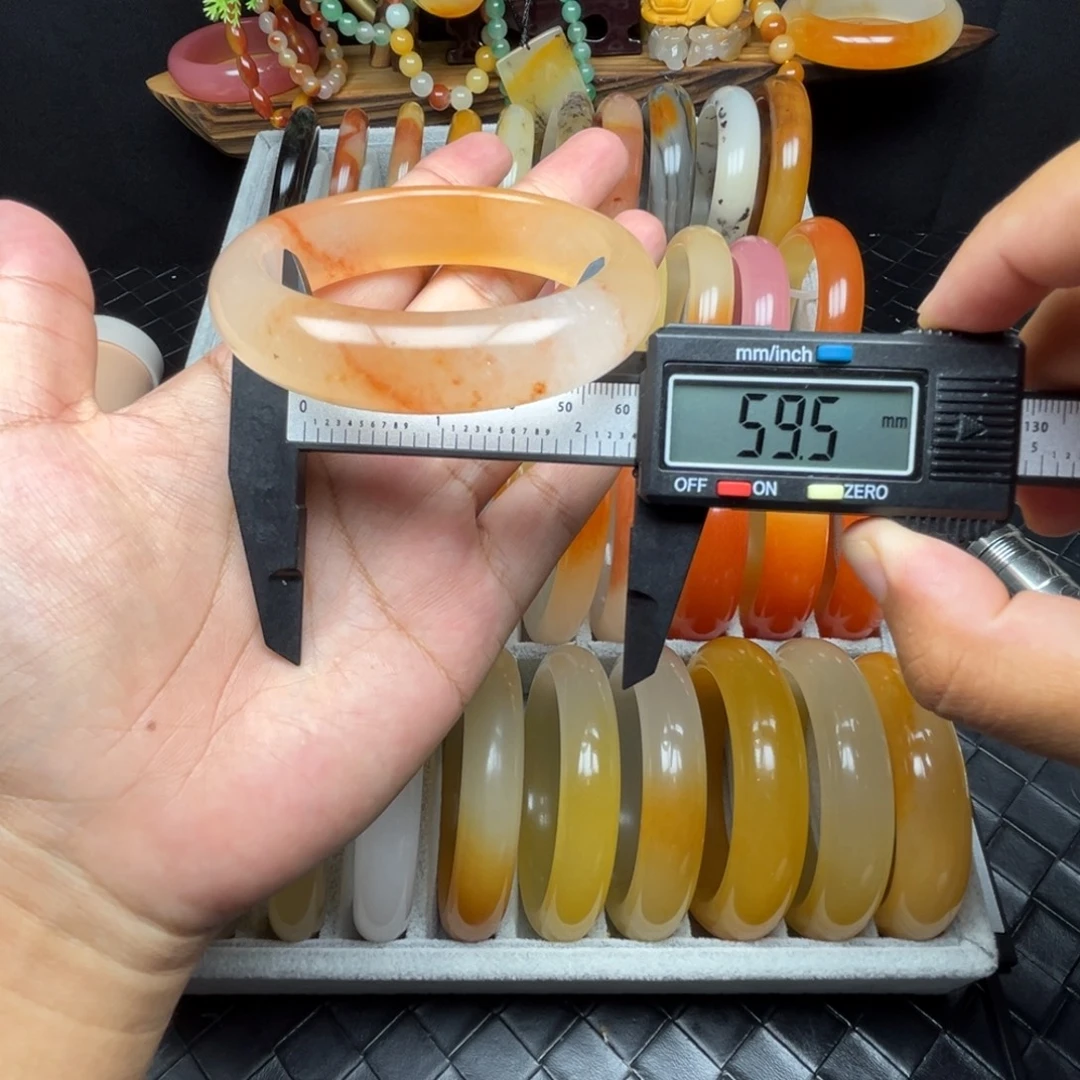 未镶嵌石英质玉（黄龙玉）手镯