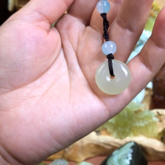 蛇纹石玉未镶嵌颈饰