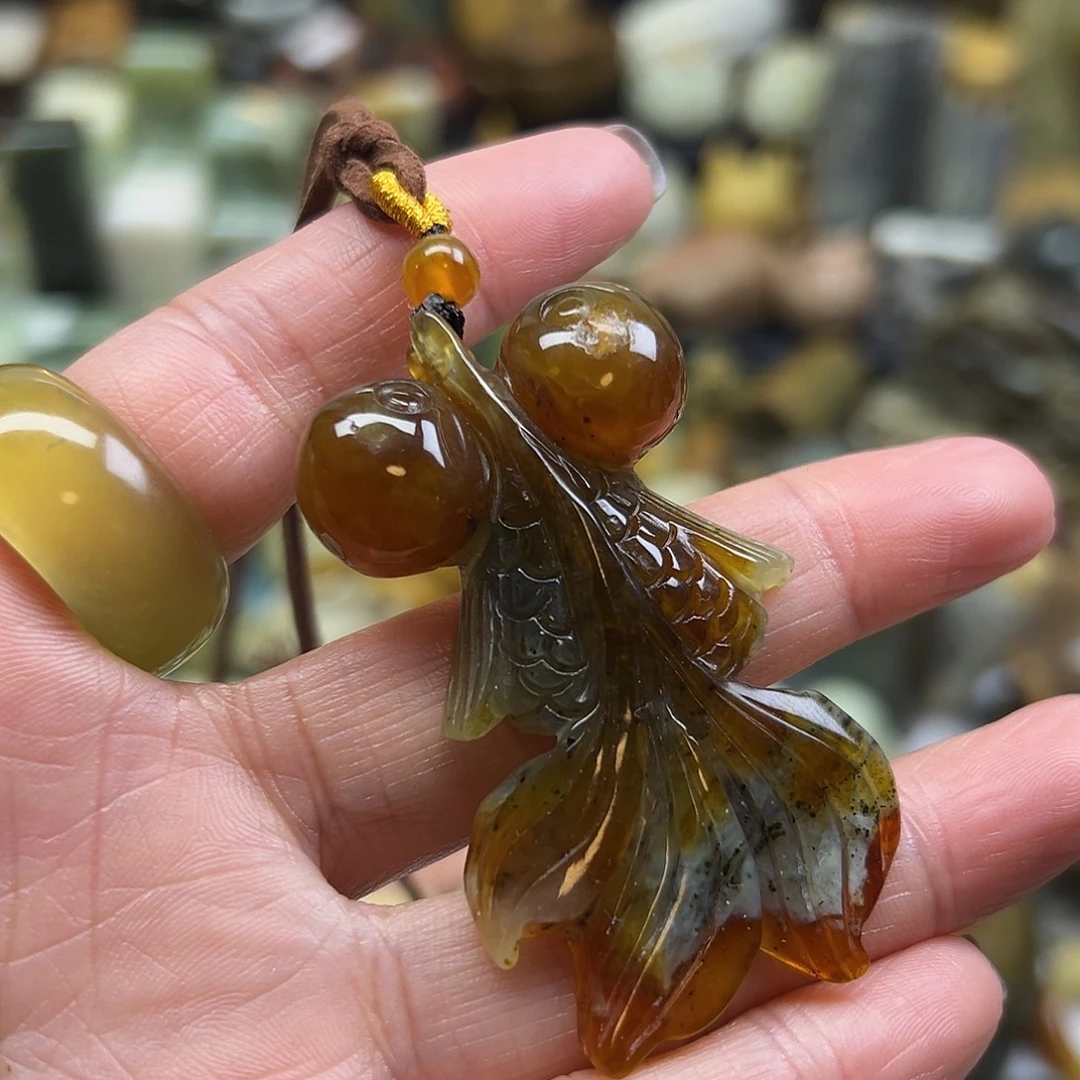 岫玉未镶嵌颈饰花玉金鱼