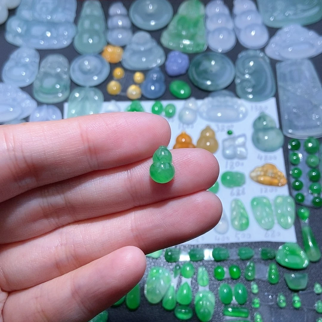 翡翠颈饰未镶嵌绿葫芦