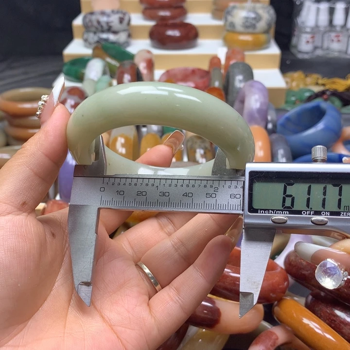 未镶嵌手镯石英质玉