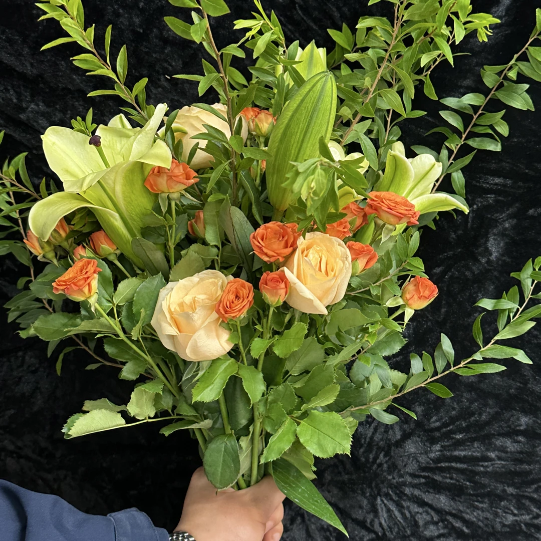 手打插花花束（12枝左右），玫瑰，百合随机搭配