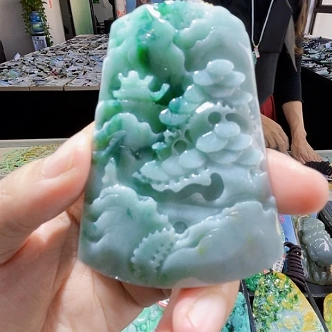 翡翠未镶嵌颈饰一个