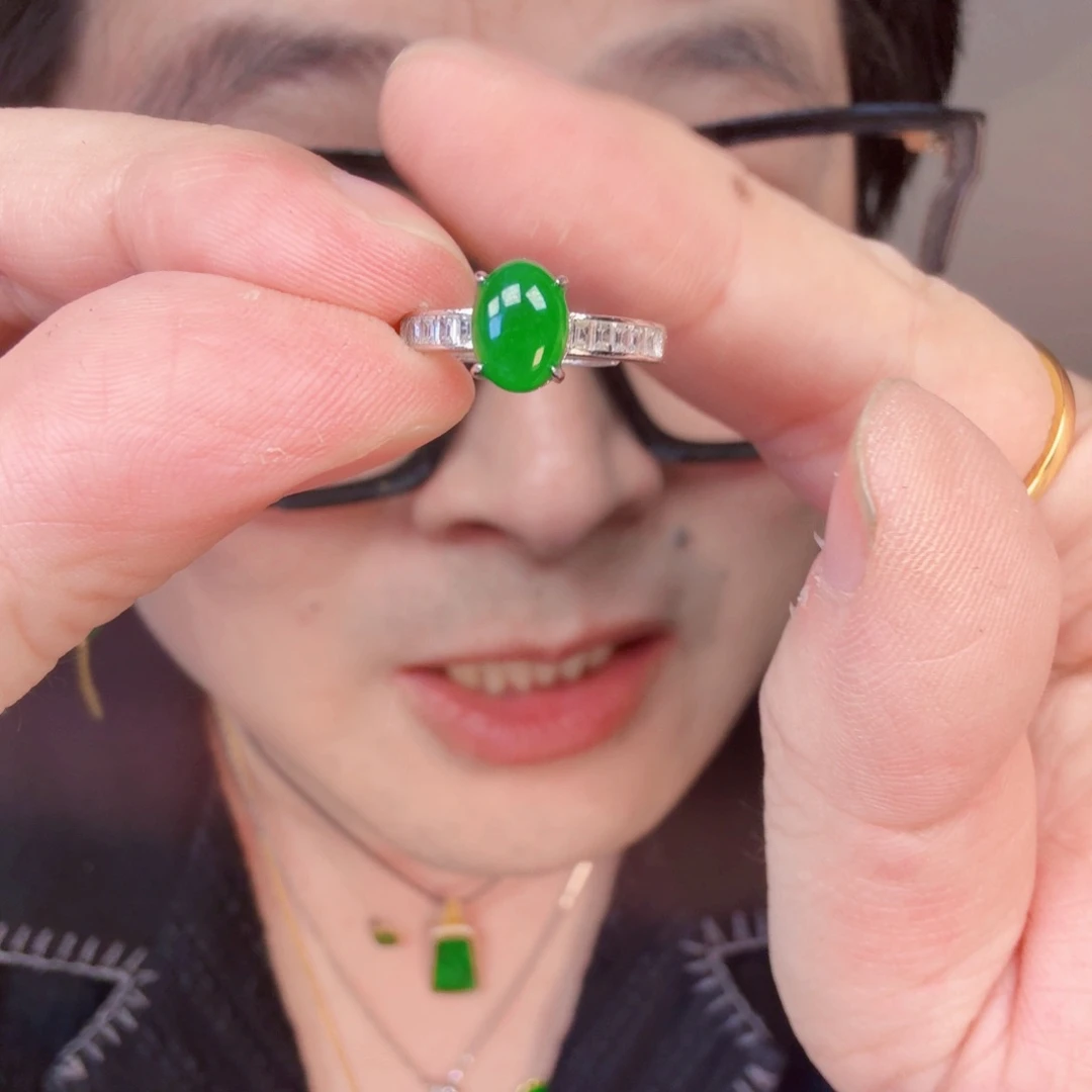 翡翠未镶嵌颈饰一件