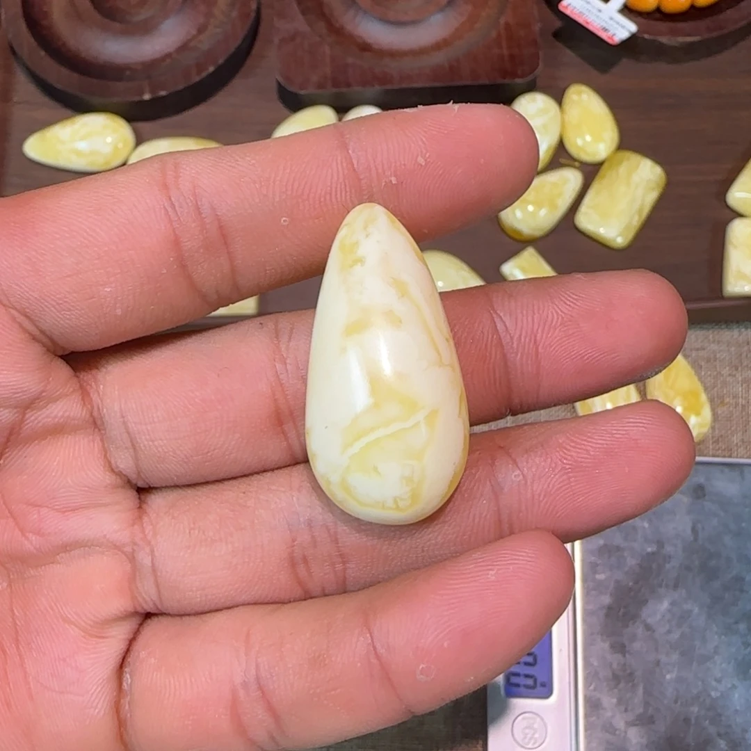 琥珀裸石未镶嵌吊坠