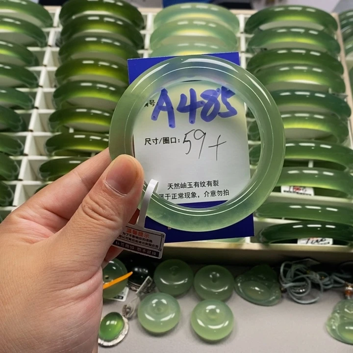 燕***飞未镶嵌蛇纹石玉手镯