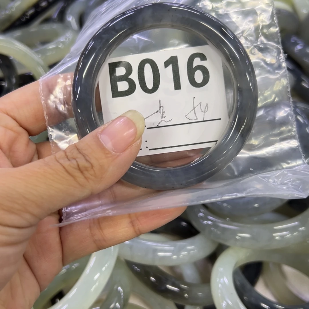 一***点蛇纹石玉未镶嵌手镯