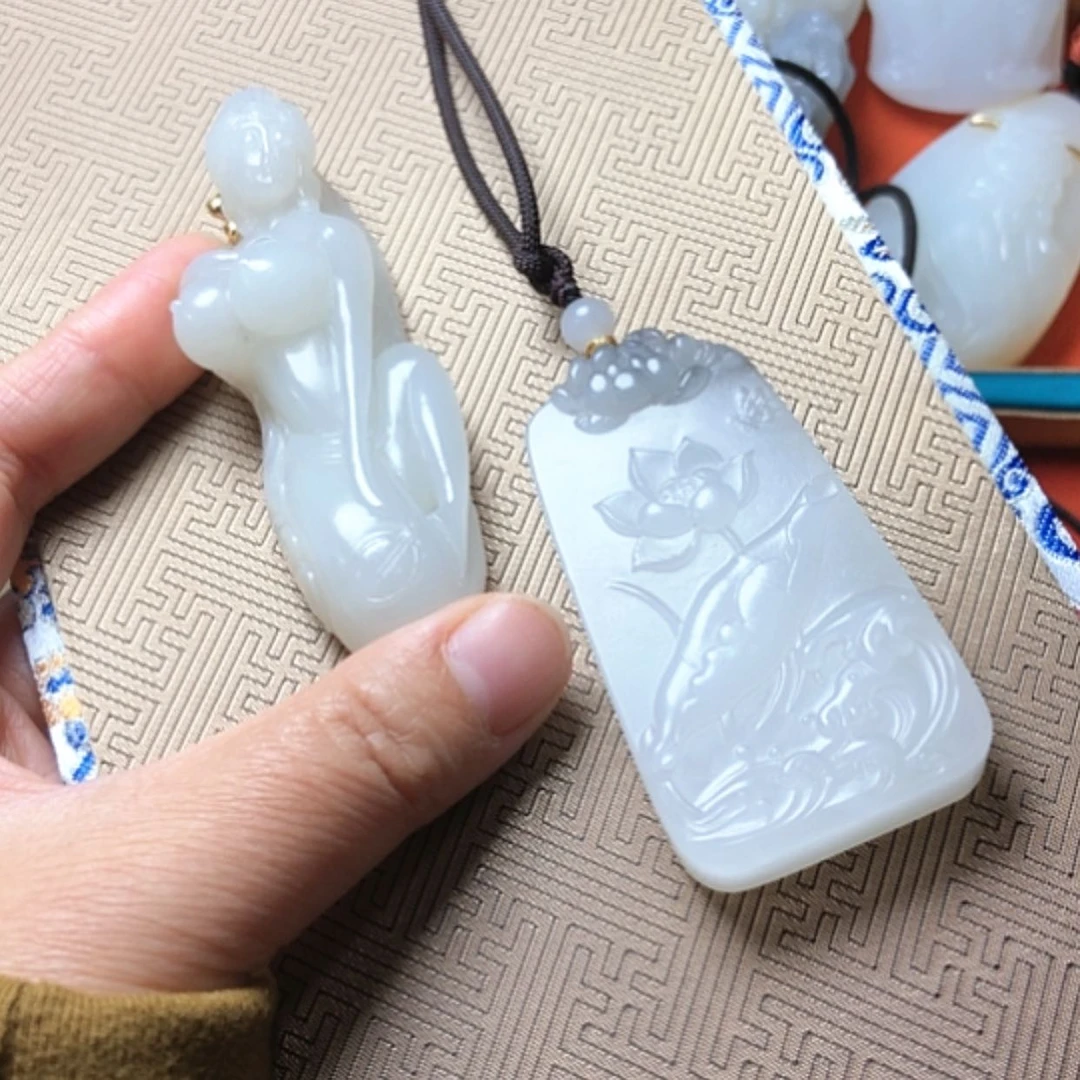 【闪购商品】18K金镶嵌和田玉挂件迎**航