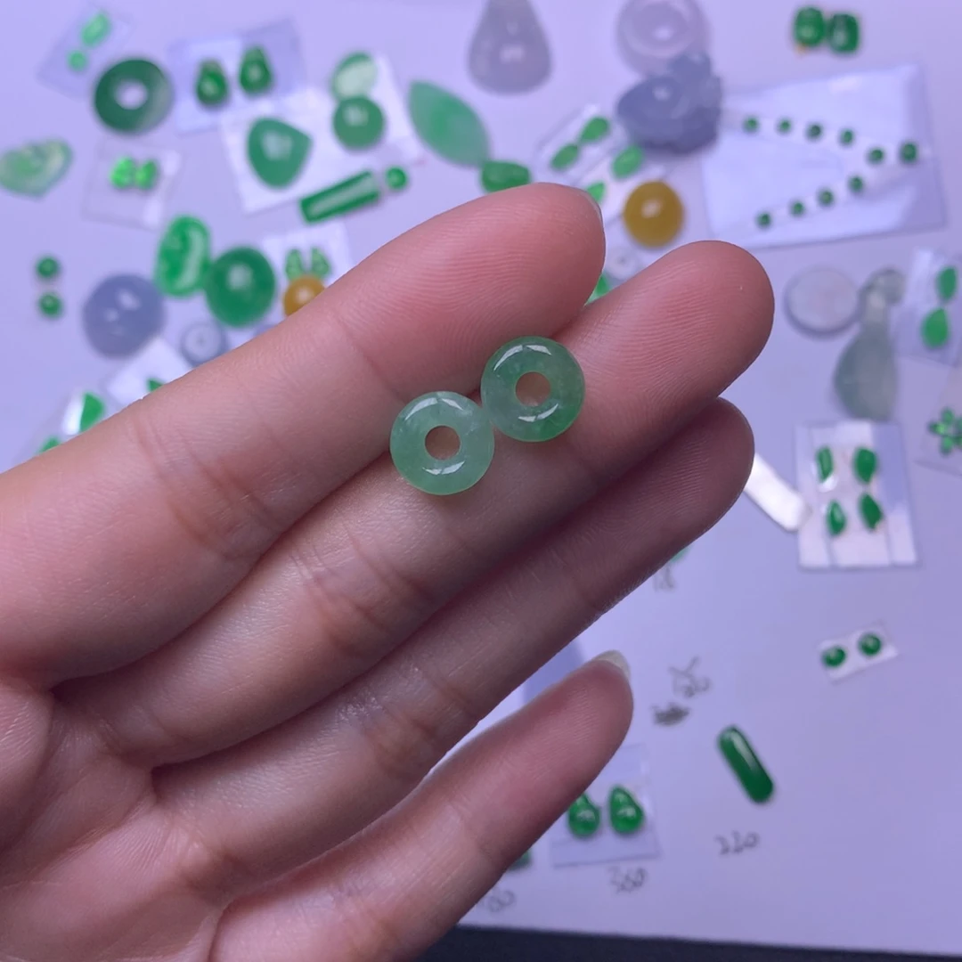 翡翠挂件未镶嵌七*?