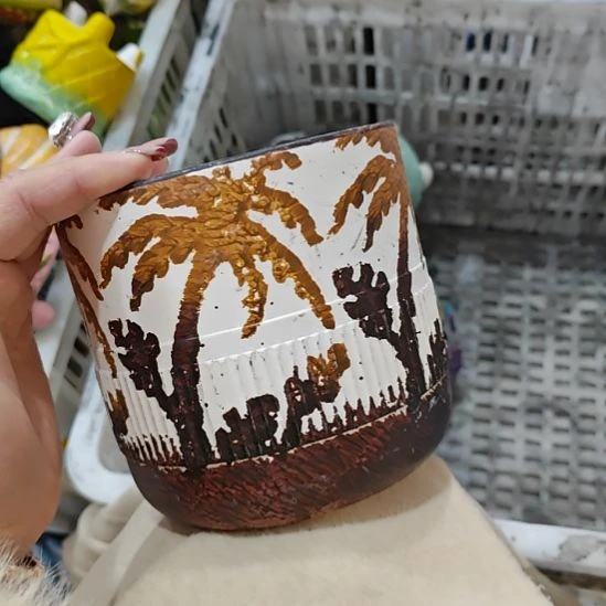 当场拍满15元发货不凑不发，花盆盆口不方不圆有针孔黑点是正常的，