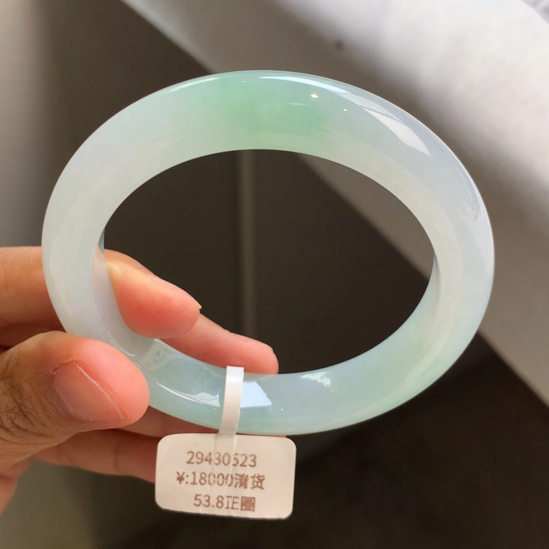 翡翠手镯未镶嵌浅冰绿手镯