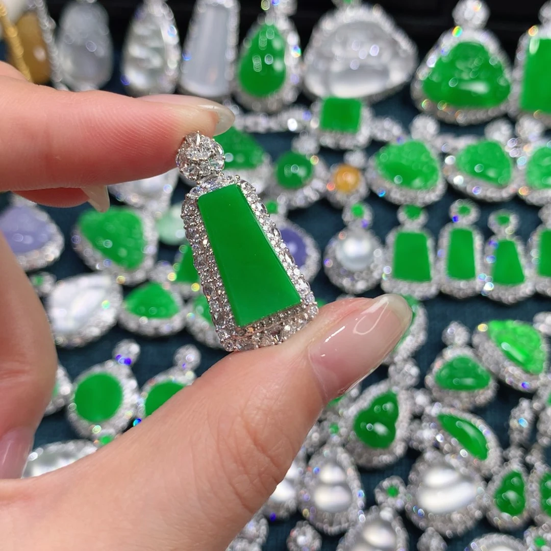 翡翠18K金镶嵌颈饰无事牌