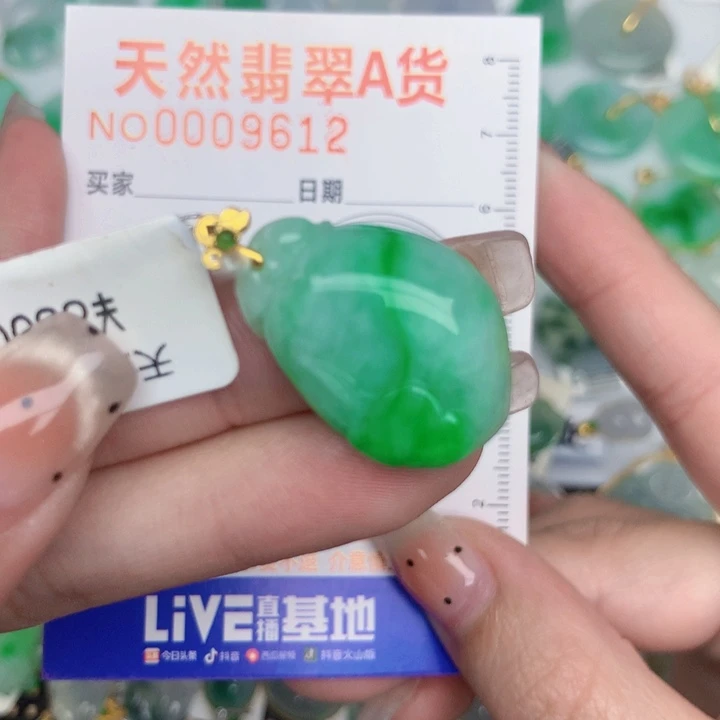 翡翠18K金镶嵌颈饰福瓜