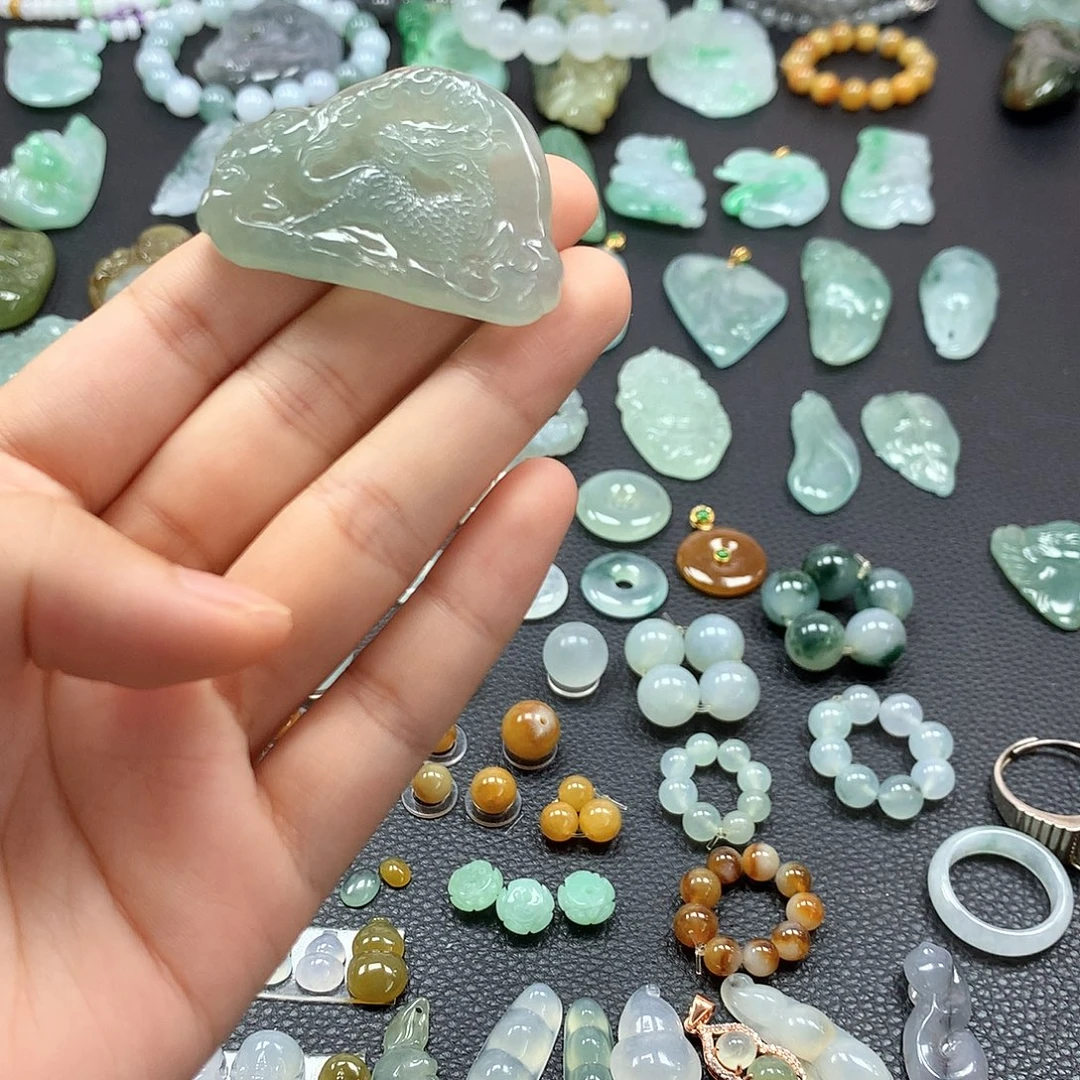 翡翠未镶嵌颈饰麒麟