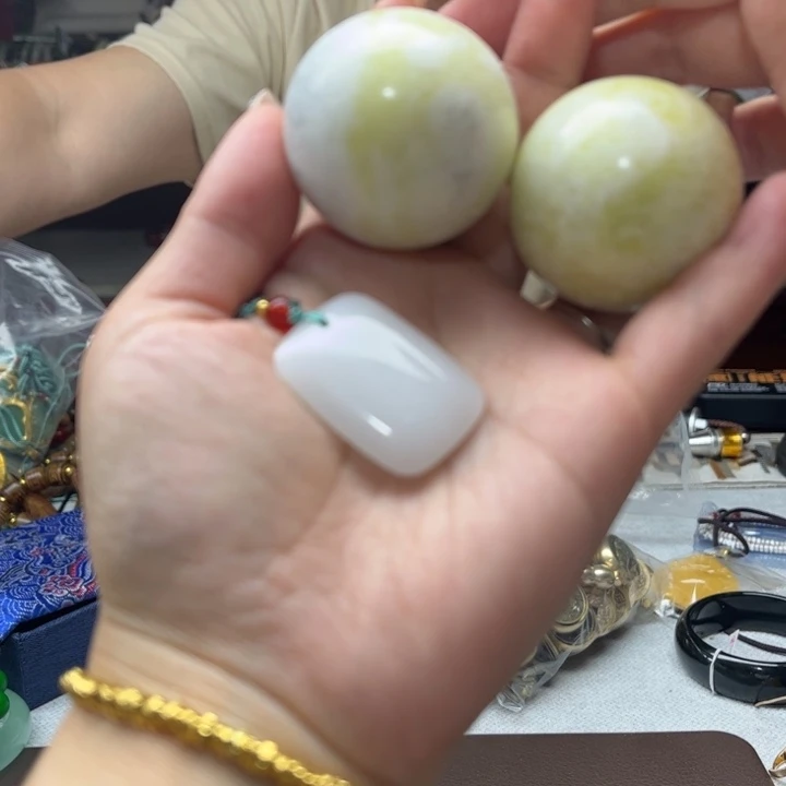 石英质玉未镶嵌颈饰