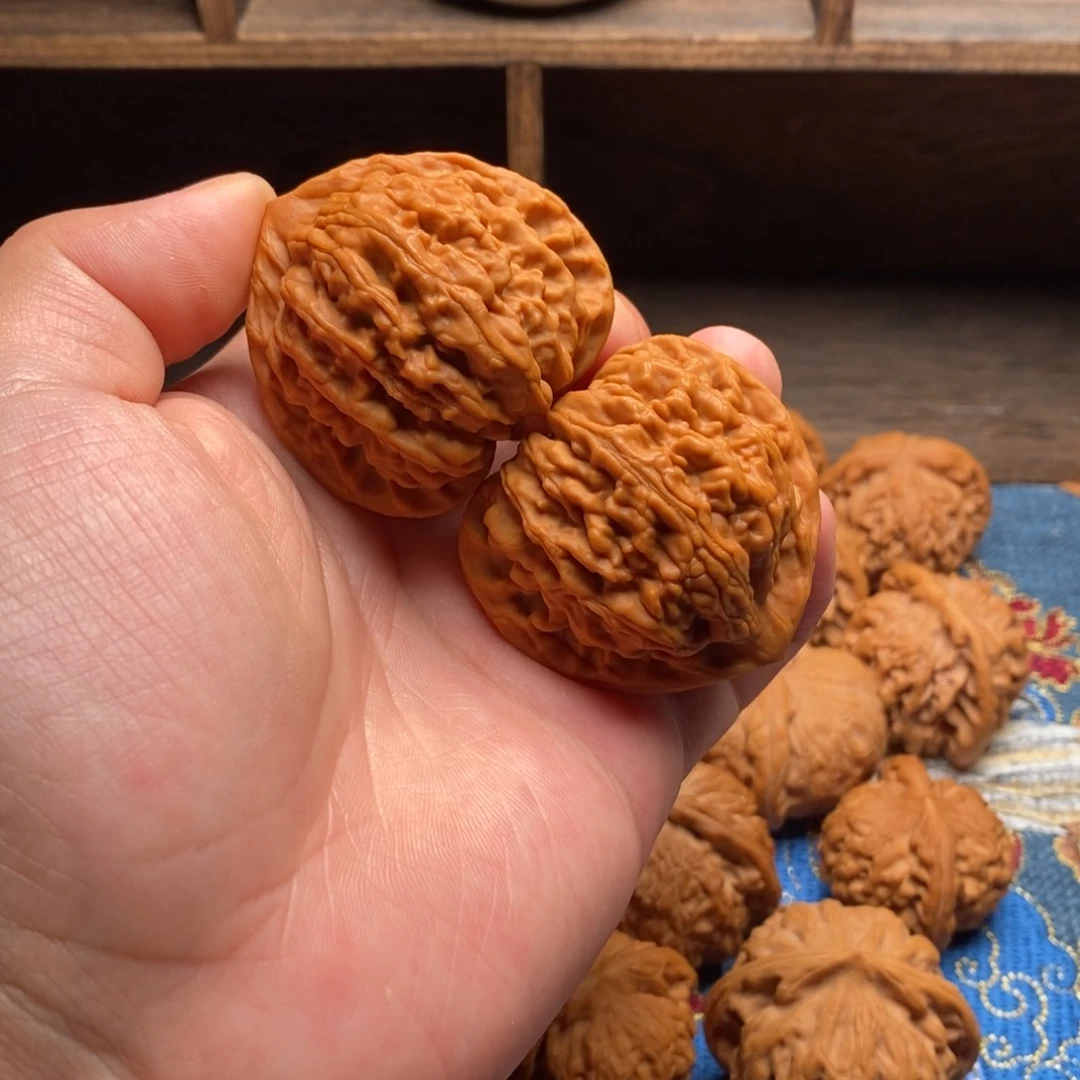 文玩核桃把件46岳尊