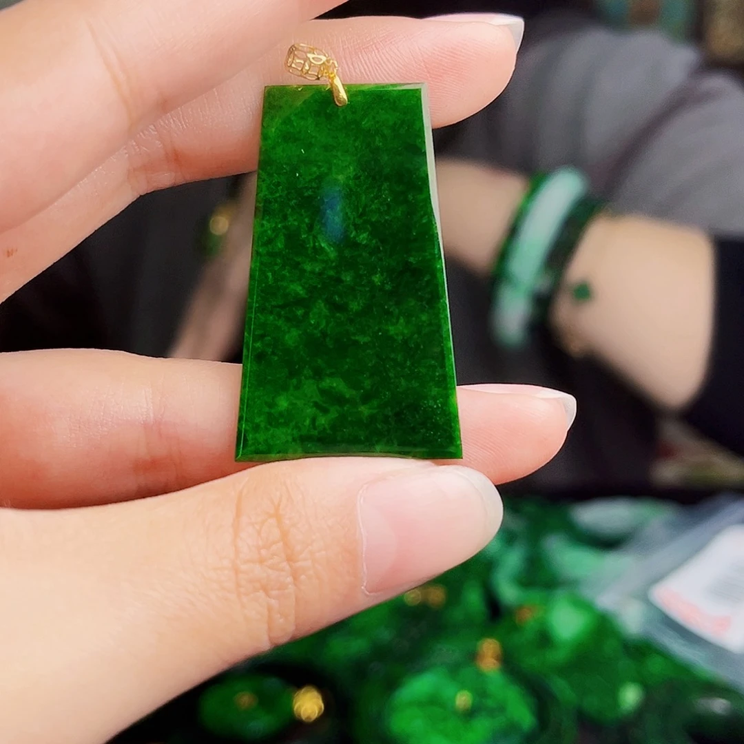 颈饰18K金镶嵌翡翠多样性