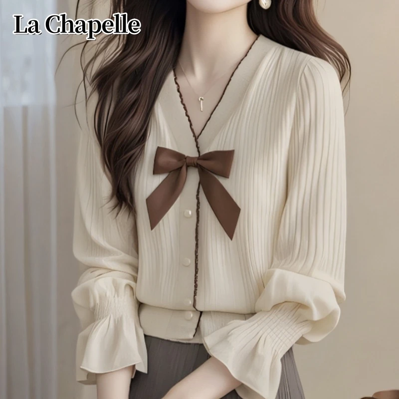 拉夏贝尔2025秋冬新款小香风米色宽松针织衫女气质v领喇叭袖上衣