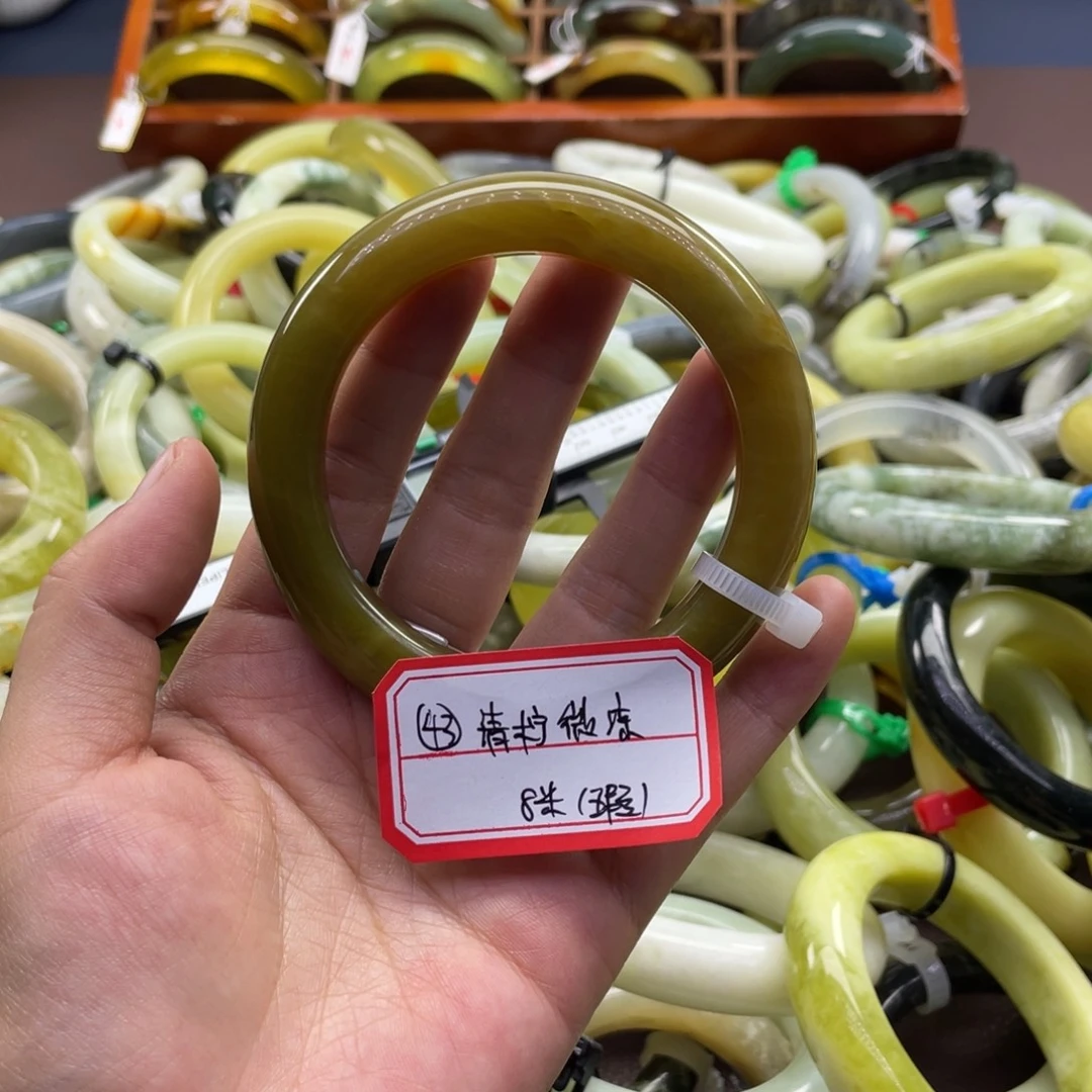 清****蛇纹石玉未镶嵌手镯