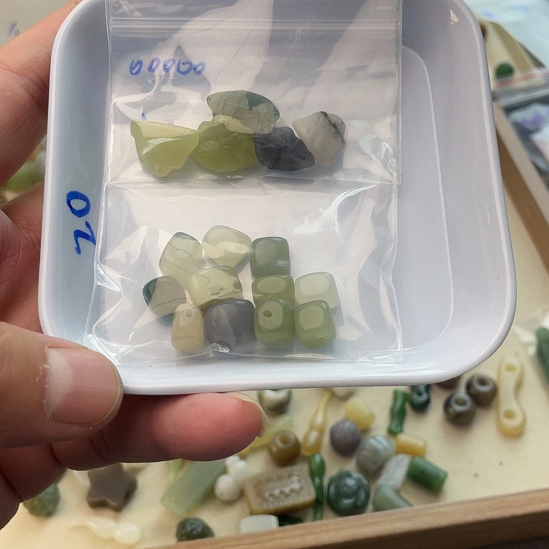 。***。和田玉未镶嵌珠宝半成品