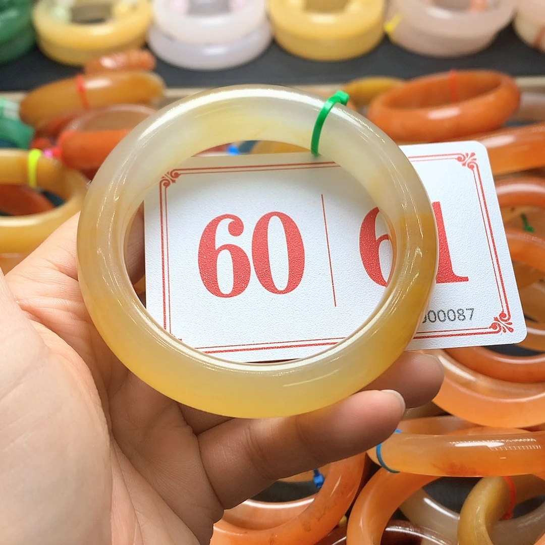 未镶嵌石英质玉（黄龙玉）手镯